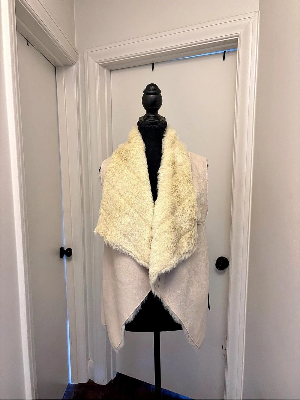 Lord & Taylor Faux Fur Collar Vest in Light Tan & White Size Medium NWT